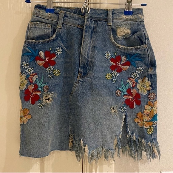 ZARA EMBROIDERED
ASYMMETRIC DENIM SKIRT
SIZE XS - Picture 2 of 8